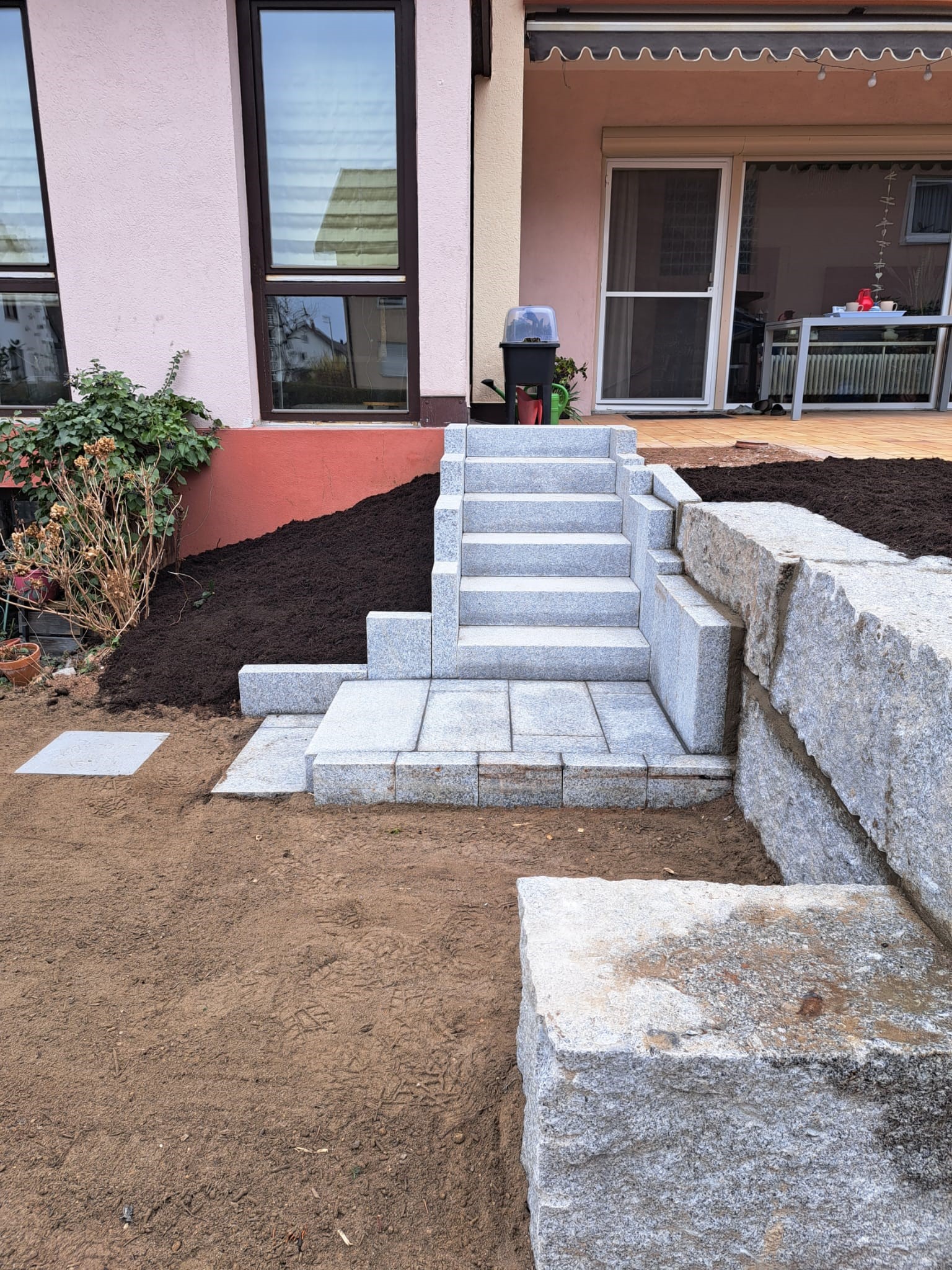 Granit Stufe und Granit Stele gesetzt.